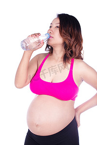 女性喝水摄影照片_孕妇从白色隔离的瓶子里喝水