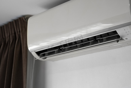 空调安装在客厅或卧室的白色墙壁上。