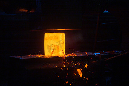 大机械锤机热钢手工锻造过程特写图