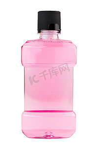 白色背景中突显的一瓶粉红色漱口水塑料瓶