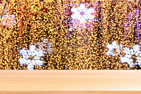 散景金黄色多彩圣诞背景上的木板，散景上的空木桌地板闪闪发光的浅金色奢华，木桌板空前闪闪发光的金色，散景灯上的木头闪闪发光