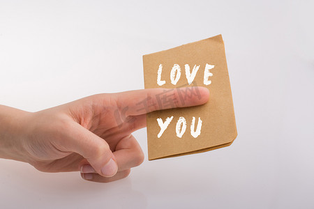 爱你手拿纸上的文字作为爱情概念