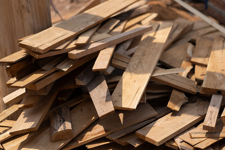 木头堆放在地板上。