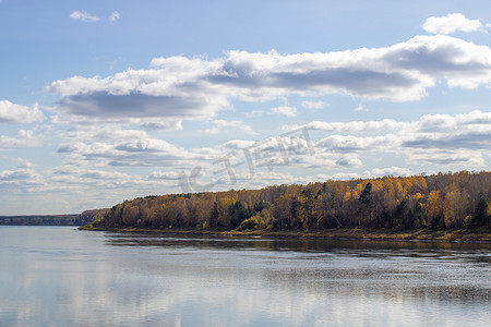 树林间美丽宽阔的河流秋天。
