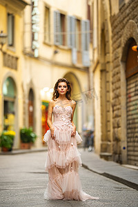 一位穿着粉红色婚纱的新娘在意大利佛罗伦萨散步