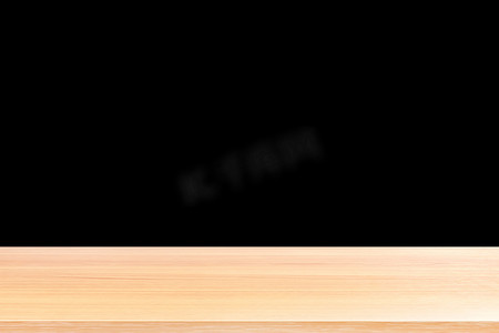 木地板和黑色背景，木桌板在孤立的黑色背景前是空的，黑色背景上的木板空白，带有透视棕色木桌，用于模拟展示产品