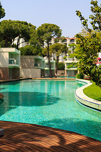 海边酒店与人工湖，休闲旅游旅游，湖泊，游泳池与蓝色的水