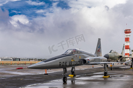 停机摄影照片_珍珠港航空公司停机坪上的大韩民国战斗机