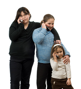 三个女孩用手机聊天