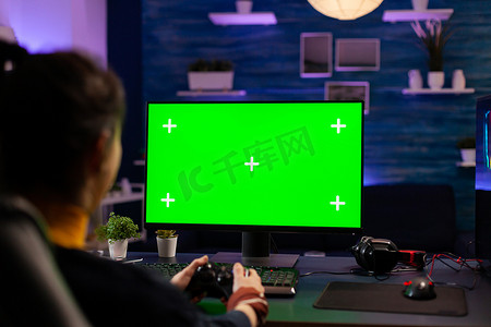 霓虹灯样机摄影照片_职业玩家在专业强大的计算机上玩虚拟视频游戏