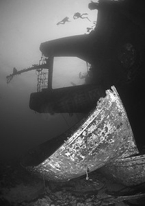 红海沉船摄影照片_与潜水员剪影的大沉船