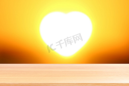 木板在模糊的太阳心形背景上，木桌板在柔和的天空日落橙色金黄色背景上空空如也