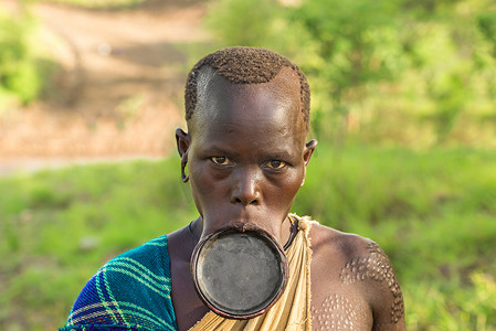 来自非洲部落 Surma 的女人有大唇盘