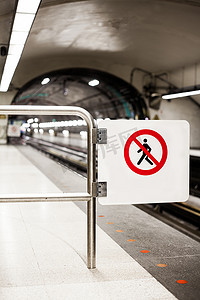 地铁站台上的安全禁止标志（请勿穿越）
