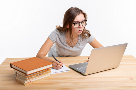 学习、教育和人的概念 — 年轻女书呆子正在使用笔记本电脑学习练习