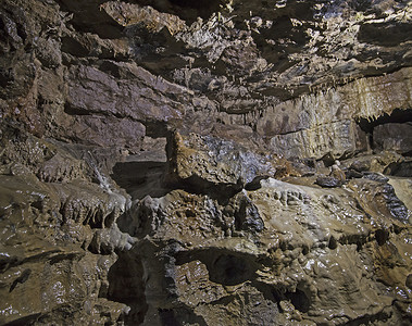 碳酸钙矿床摄影照片_一个地下洞穴的内部有钟乳石的