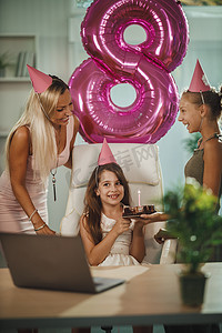家人在线庆祝虚拟生日派对