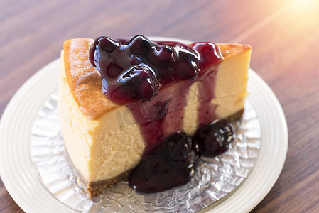 白盘自制蓝莓纽约芝士蛋糕