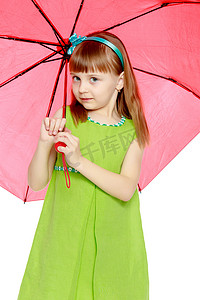 姑娘撑着红伞遮阳避雨。