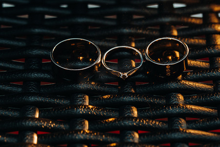 方格网格上有两枚结婚戒指和一枚订婚戒指。