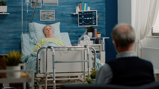 老年妇女躺在护理机构的病床上