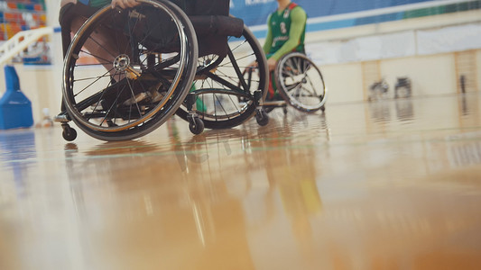 体育训练期间坐在轮椅上的残疾篮球运动员