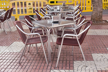 咖啡馆、咖啡店、小酒馆和餐厅的概念 — 欧洲小镇用餐时间之间的空桌子。