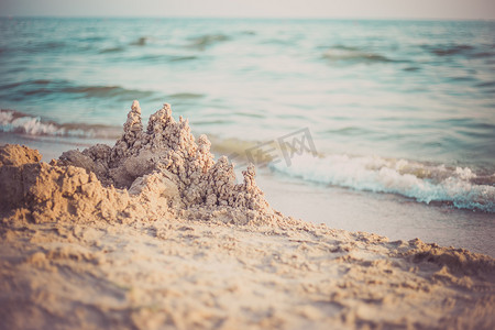 矗立在沙滩上的沙堡。