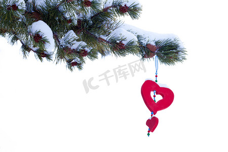 孤立的红心冬季圣诞树装饰品