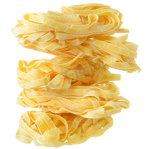 Fettuccine 意大利面巢靠近一个孤立的