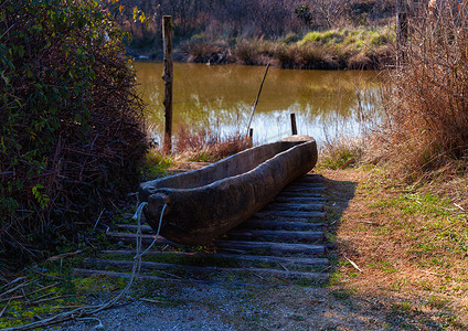 古老木船摄影照片_新瓦莱运河自然保护区河流旁的木独木舟
