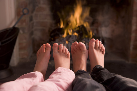 孩子们的脚在壁炉旁取暖