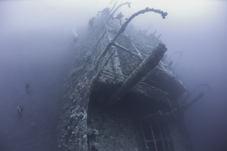 深海蜜柚摄影照片_深海沉船的潜水员