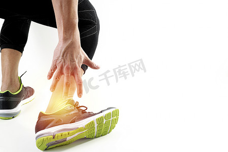 脚踝疼痛摄影照片_跑步运动员在扭断的关节中握住脚踝疼痛