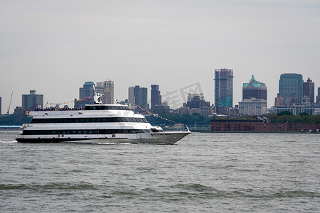 曼哈顿前东河上的游船，一艘东河渡轮在哈德逊河上航行