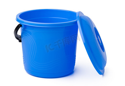 桶塑料摄影照片_孤立在白色背景上的单个塑料桶