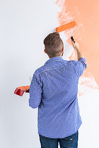 男人粉刷新家的墙壁。