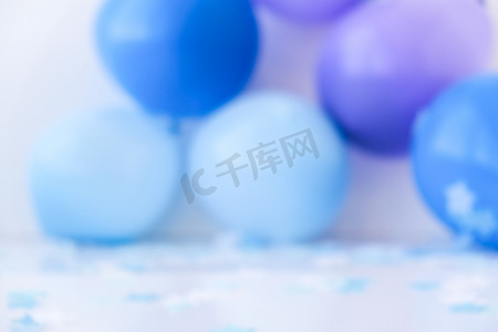 节日气球装饰背景摄影照片_抽象的散焦模糊节日背景为假期。