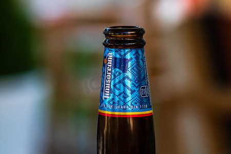 罗马尼亚 Timisoreana 啤酒被隔离，紧贴玻璃啤酒瓶的细节。