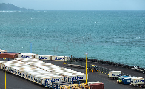 毛伊岛 Kahului 港毗邻海洋的 Matson 集装箱堆场