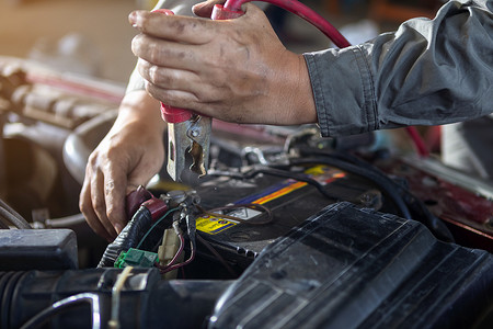 汽车修理工正在检查汽车是否需要保养。