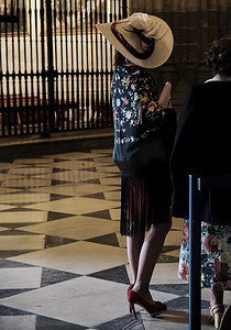 弗拉门戈舞摄影照片_教堂里的女人穿着传统的西班牙弗拉门戈安达卢西亚礼服参加婚礼。