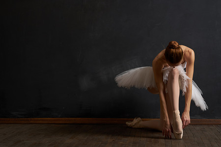 白色芭蕾舞短裙表演优雅舞蹈的女芭蕾舞演员