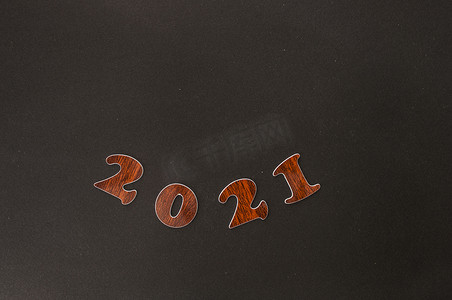 2021年黑纸背景上的新年快乐数字，圣诞节和新年假期促销产品的展示空间