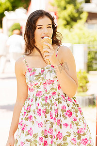 年轻快乐的女人吃冰淇淋的肖像