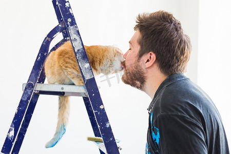 人、装修、宠物和维修概念 — 带猫在公寓里重新装修的搞笑人画像