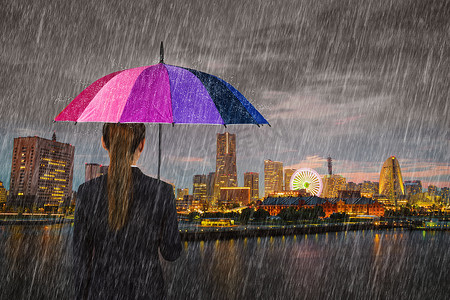 日本横滨市，雨中撑着雨伞的女商人