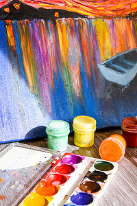 Tempera 在车间的桌子上绘画，有选择的焦点，一组水彩颜料，绘画刷和调色板