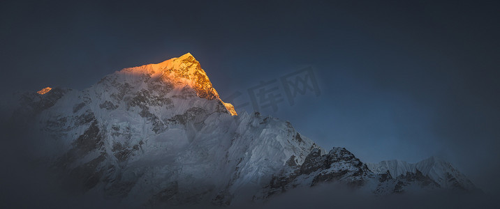 亚洲塔摄影照片_喜马拉雅山在日落时登上珠穆朗玛峰和努子峰