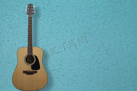 吉他是蓝色水泥背景中的经典乐器